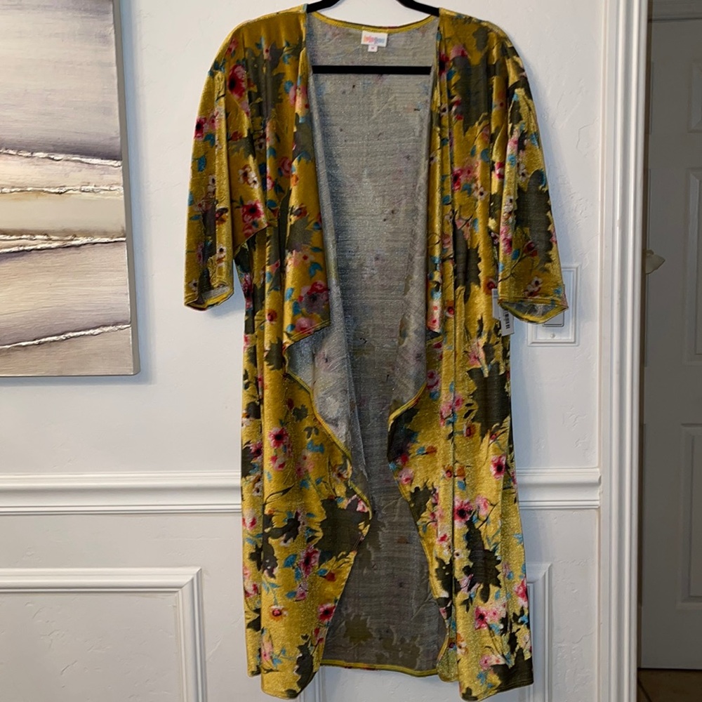 💐“NWT” 💐Women’s Velvet Burnt Out Kimono. Size M.